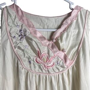 Vintage 70s/80s Lorraine Ivory Pink Floral Butterfly Embroidered Nightgown Small